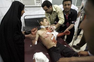 فتى عراقي اصيب في احدى الهجمات نقل إلى المستشفى في حالة خطرة