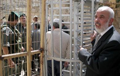 وزير الاوقاف والشؤون الدينية الفلسطيني محمد حسين الترتوري منع من الذخول إلى الحرم الابراهيمي