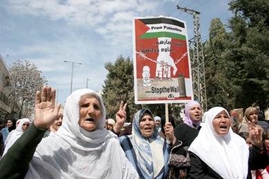 نساء فلسطينيات تظاهرن أمس في ذكرى يوم الأرض