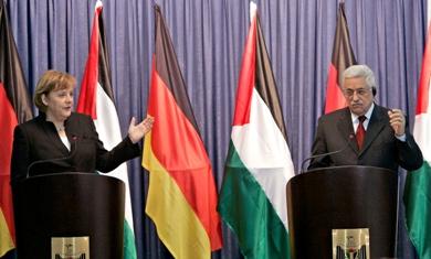 الرئيس الفلسطيني محمود عباس في مؤتمر صحفي مع المستشارة الالمانية انغيلا ميركل
