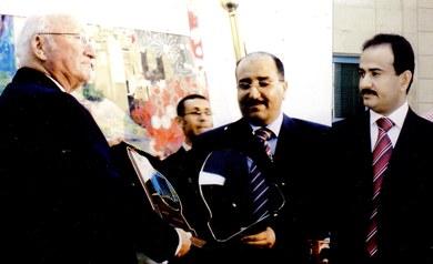 وزير الثقافة خالد الرويشان والأخ عوض العولقي أثناء تكريم درسي بدرع الوزارة
