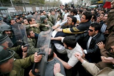 طلاب ايرانيون يشتبكون مع قوات الامن امام السفارة البريطانية