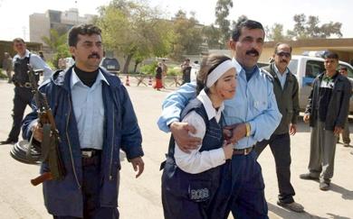 وشرطي عراقي يقوم بتهدأت فتاة اصيب بصدمة