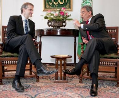 الامين العام للجامعة العربية عمرو موسى يتحدث مع وزير الخارجية النرويجي جوناس غار ستوير