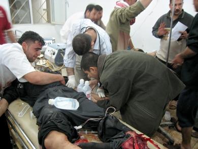 أطباء عراقيون يعالجون احد المصابين