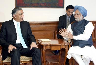 رئيس وزراء الهند مانموهان سينغ ونظيره الباكستاني شوكت عزيز
