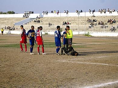 تكرر سقوط لاعبي وحدة صنعاء على أرض الملعب لمرات عديدة في المباراة