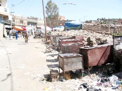 براميل القمامة تملأ شوارع المدينة