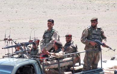 القوات الباكستانية تطارد حركة طالبان أثناء تسللهم إلى الحدود الافغانية الباكستانية