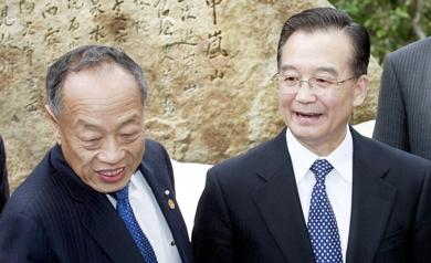 رئيس الوزراء الصيني وين جيا باو مع وزير الخارجية الياباني