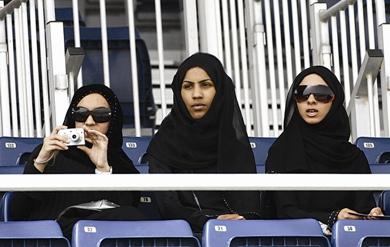 فتيات بحرينيات اهتممن بمسابقة البحرين الكبرى