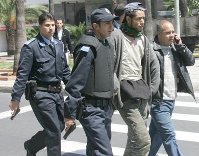 قوات الامن المغربية تعتقل أحد المشتبه بهم في تفجيري الدار البيضاء أمس