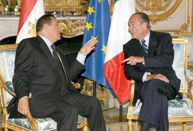 الرئيس المصري حسني مبارك يتحدث مع نظيره الفرنسي جاك شيراك