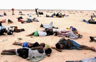 نازحون صوماليون يرقدون على شاطئ منطقة عرقة الساحلية بعد إنزالهم من زورقين قدما بهم من ميناء بوساسو الصومالي