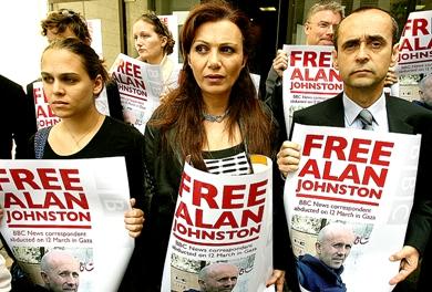صحفيون لبنانيون واجانب لدى اعتصامهم امس امام مقر الصحفيين في بيروت محتجين على استمرار احتجاز الصحفي البريطاني آلان جونستون في غزة