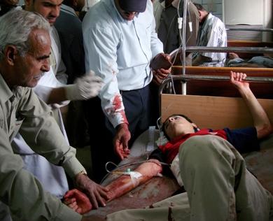 فتى عراقي يتلقى العلاج في المستشفى