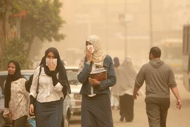 عاصفة رملية تجتاح العاصمة المصرية وتسبب شللاً في حركة الملاحة