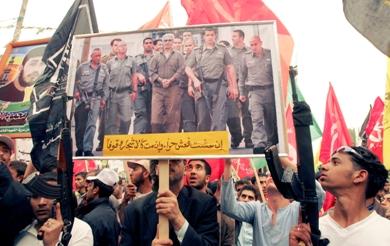 فلسطينيون يحملون صور للمعتقلين