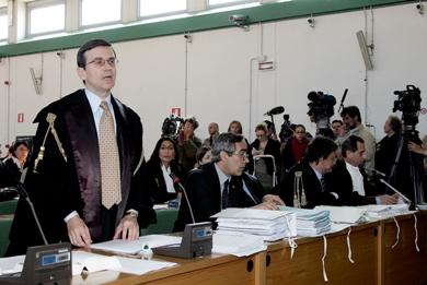 محامي المتهم يدافع أثناء الجلسة