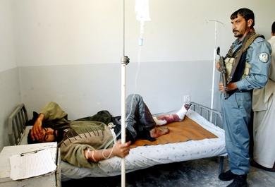 احد الجرحى من حركة طالبان يتلقى العلاج في المستشفى