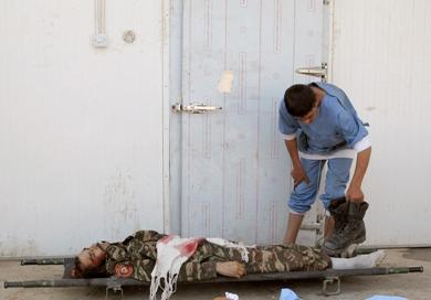 عراقي ينظر إلى جثة احد القتلى خارج المشرحة أمس
