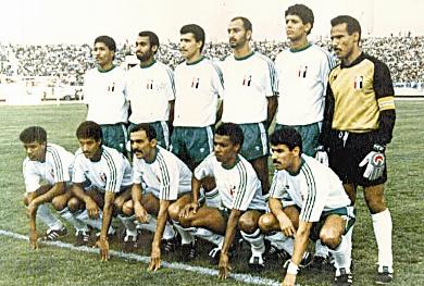 السحراني مع وحدة صنعاء الأول من اليسار جلوساً مع المدرب علي محسن مريسي