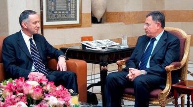 نيكولا ميشيل المستشار القانوني للامم المتحدة أثناء محادثاته مع رئيس الوزراء اللبناني فؤاد السنيورة