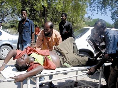 مواطن صومالي يسعف الى مستشفى المدينة جنوب العاصمة الصومالية بعد ان اصيب يوم امس الاول