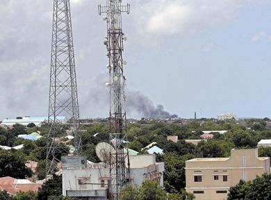 سحب الدخان ترتفع من جنوب العاصمة الصومالية أمس عقب القصف