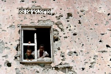 صورة من الارشيف لآثار الدمار في العاصمة الصومالية