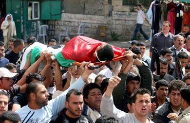 فلسطينيون يشيعون جثمان الشهيد كريم زهران أمس