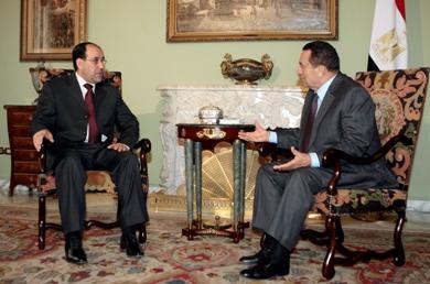 الرئيس المصري حسني مبارك يتحدث مع رئيس الوزراء العراقي نوري الماكي