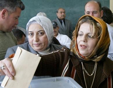 نساء سوريات ذهبن إلى مراكز الاقتراع للادلى باصواتهن