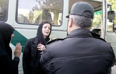 ايرانية تجادل شرطي المرور حول لباسها