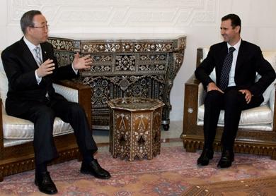 الرئيس السوري بشار الاسد يتحدث مع الامين العام للامم المتحدة بان كي مون