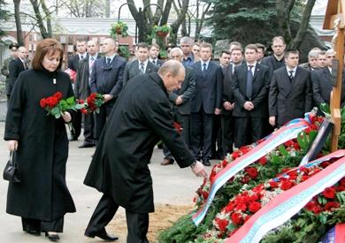 الرئيس الروسي فلاديمير بوتين وزوجته يضعان اكليلا من الزهور على قبر الرئيس يلتسين