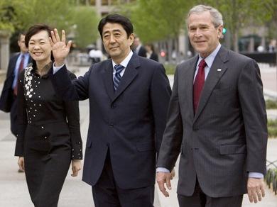 الرئيس الامريكي جورج بوش يستقبل رئيس الوزراء الياباني شينزو آبي مع زوجته