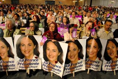 نساء يحملن صورة المرشحة الاشتراكية سيغولين روايال