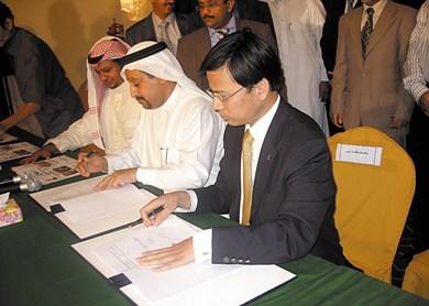 أثناء توقيع مجموعة علي عبدالله علي العيسائي وشركة CNBM الصينية اتفاقية إنشاء مصنع الأسمنت