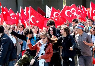 جموع المتظاهرين ضد الحكومة يحملون الأعلام التركية في اسطنبول أمس