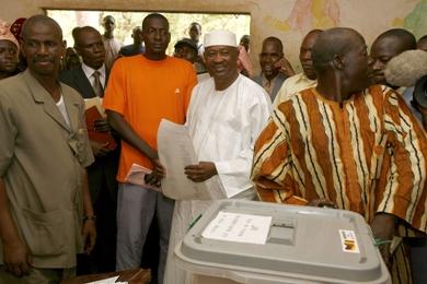 الناخبون في مالي يدلون باصواتهم أمس