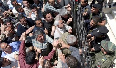 معلمون غاضبون يحاولون اقتحام مبنى مجلس الوزراء أمس