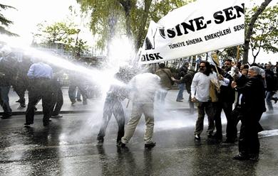 الشرطة التركية تستخدم خراطيم المياه لتفريق المتظاهرين باسطنبول