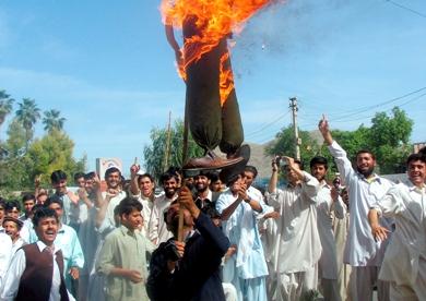 متظاهرون يحرقون دمية تمثل الرئيس بوش
