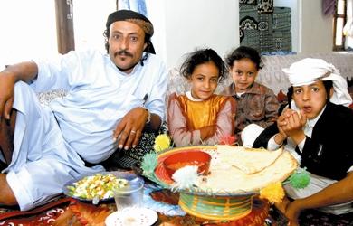 سعيد يحيى الناعطي وأولاده يتناولون فطورهم بمنزلهم في ريدة في 12 أبريل الماضي