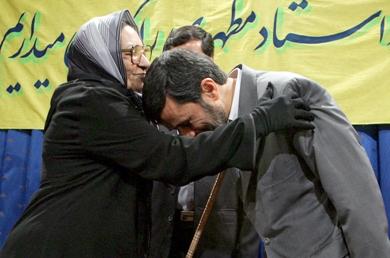 الرئيس الايراني محمود احمدي نجاد يُقبل يد مدرسته