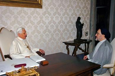 الرئيس الايراني السابق محمد خاتمي مع البابا بنديكت السادس عشر