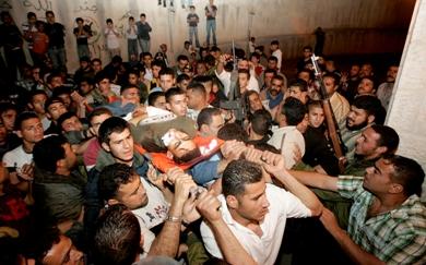 فلسطينيون يشيعون جثمان الشهيد أحمد عزت زيود أمس