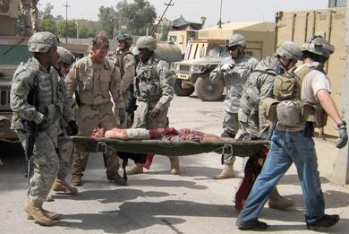 جنود امريكيون ينقلون جثة احد القتلى
