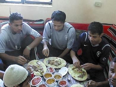 غازي والشهري ومحمد صالح يتناولون وجبة (المندي)